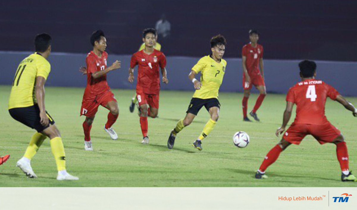 UnifiSports's tweet photo. Hadi Fayyadh sekali lagi muncul wira buat #HarimauMalaya B-22. Jaringan tunggal dia pada minit akhir separuh masa pertama kekal hingga wisel penamat sekaligus meraih kemenangan ke atas #MYA B-22 🇲🇲. 👏🏻 #MASvMYA #AFFU22 #KamiTeamMalaysia https://t.co/7Gj0afhy10