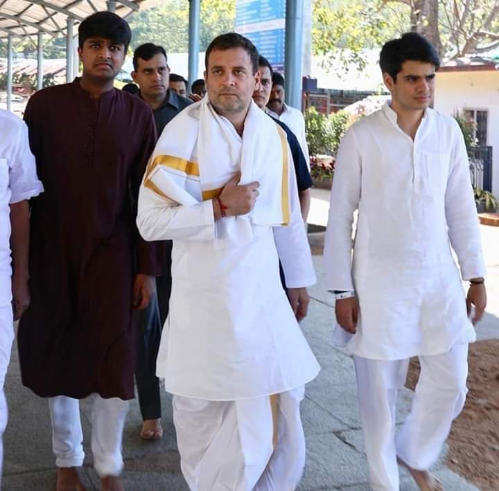 INCUttarakhand's tweet photo. पदयात्रा करते हुए तिरुमला तिरुपति देवस्थानम के दर्शन करने पहुंचे कांग्रेस अध्यक्ष श्री @RahulGandhi 
#PratyekaHodaBharosaYatra https://t.co/F549mYpUJD