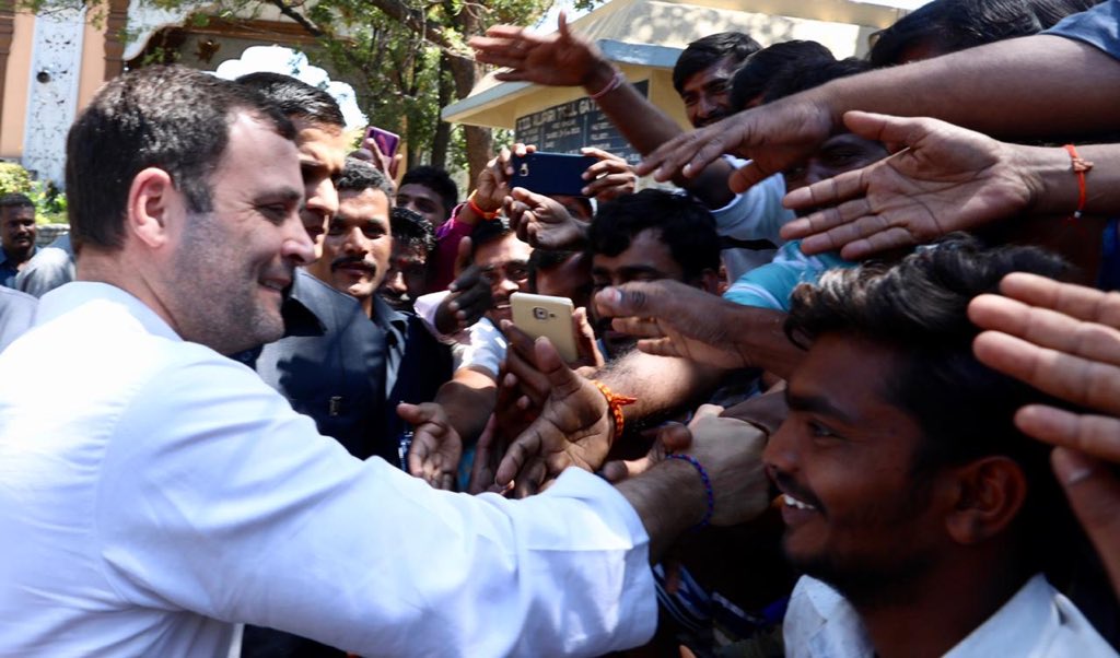 पदयात्रा करते हुए तिरुमला तिरुपति देवस्थानम के दर्शन करने पहुंचे कांग्रेस अध्यक्ष श्री <a href="/RahulGandhi/">Rahul Gandhi</a> 
#PratyekaHodaBharosaYatra