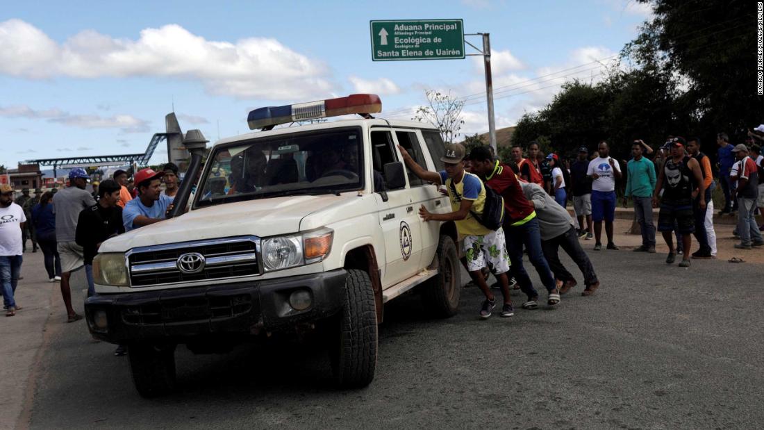 cnnbrk's tweet photo. A woman was shot and killed and at least 12 others were injured when Venezuelan soldiers opened fire on a group trying to facilitate the movement of international aid, a local mayor says https://t.co/TrZQ2CfeA0 https://t.co/xgcMggQ6lf