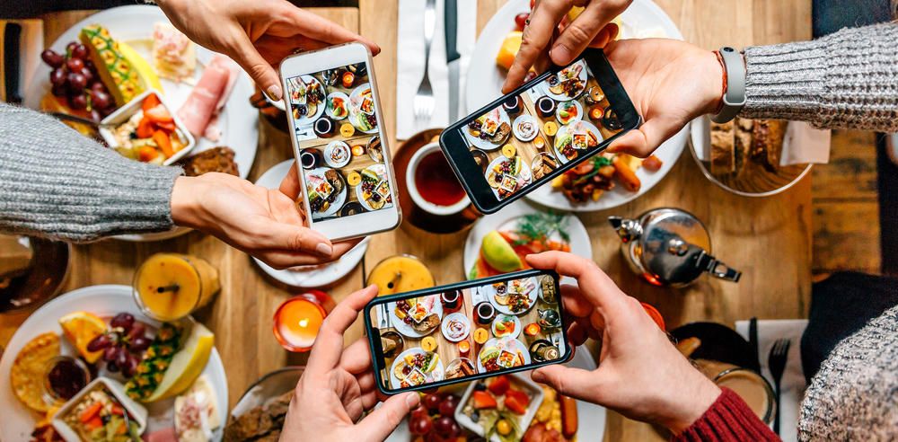 epoupel's tweet photo. "Instagram bouleverse la gastronomie, pour le meilleur et (surtout) pour le pire"
par @FrancoisChe via @Telerama #instagram #gastronomie #food #socialmedia #esthetisme #influenceurs #influencemarketing https://t.co/1CTnQIIcfB https://t.co/oHS3qroHa4