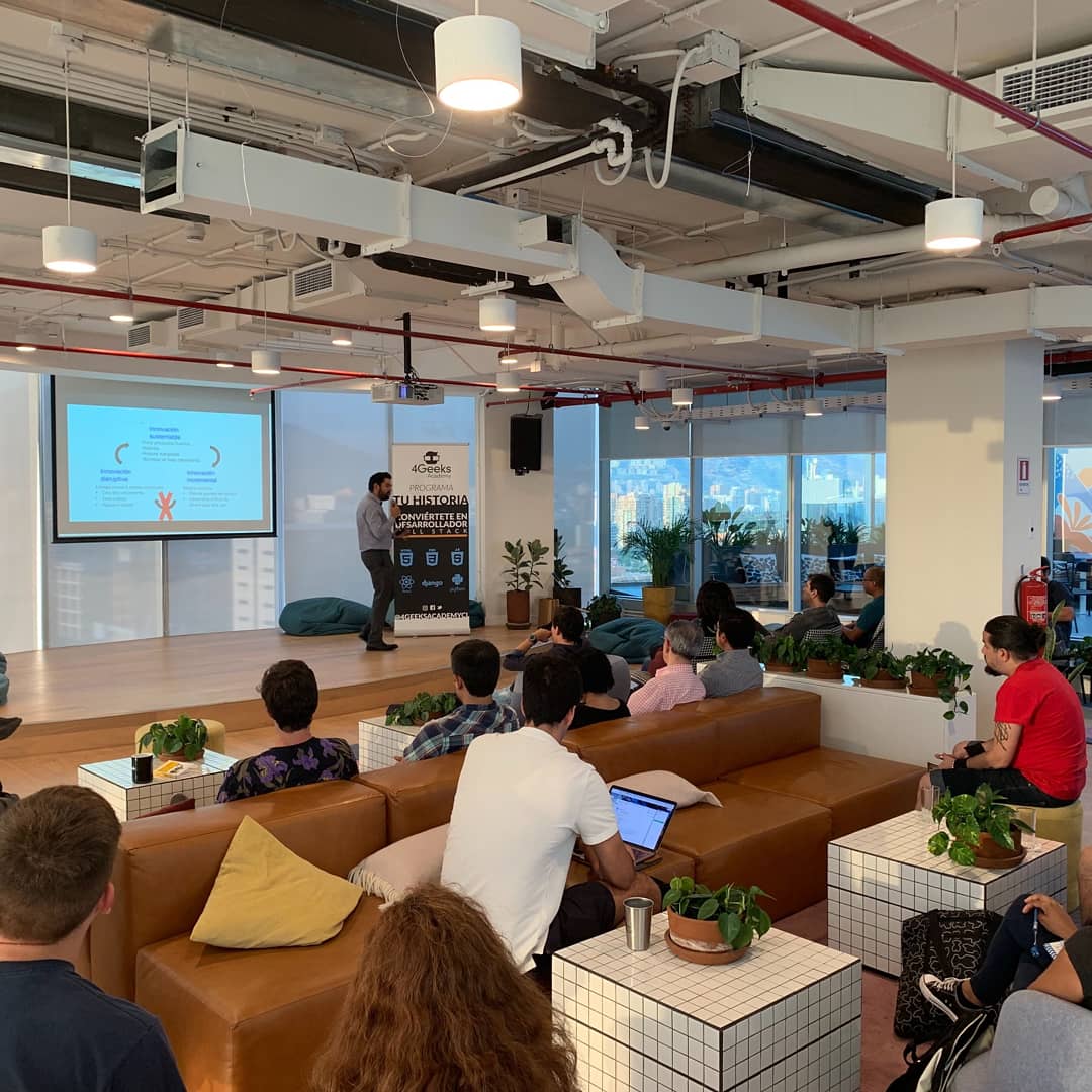 4geeksacademycl's tweet image. El día de ayer tuvimos nuestro primer #CodingTalks donde contamos con la presencia de @ttakaoka gerente de @corfochile quien conversó con nosotros sobre tecnología y desarrollo ¿Quieres ser parte de esta ola tecnológica? Ven a nuestras oficinas y #ProgramaTuHistoria