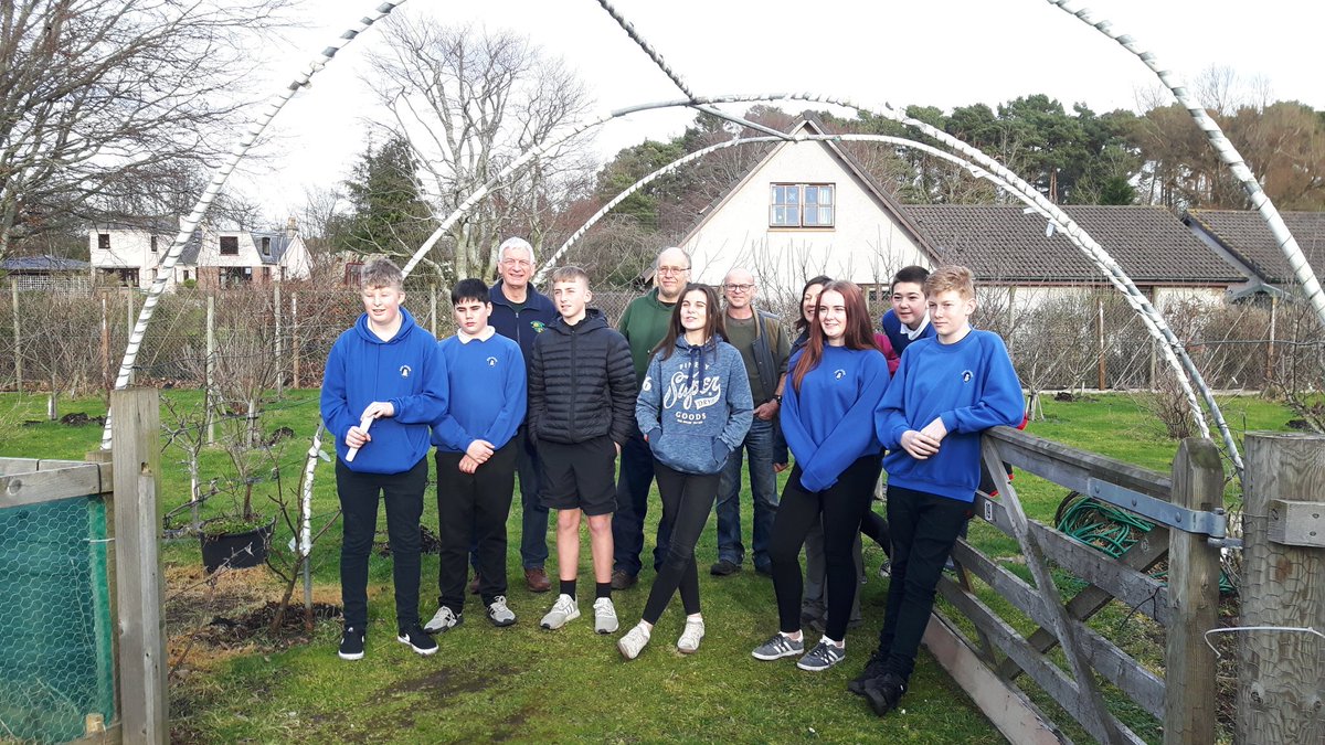 farmerjonesy's tweet photo. Hard graft // HUGE thank you to @Nairnsgreenhive for hosting our amazing grafting session for our Masterclass - can't wait to see these apple trees grow! Inspiring stuff & thoroughly enjoyed the 17 degree sunshine too! // #farmerjonesacademy #treegrafting https://t.co/Lu4VHjFmsi