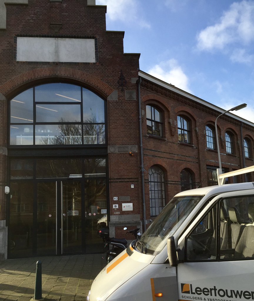 Binnenwerk instelling Brijder en Parnassia Groep, Zoutkeetsingel-Schapenlaan te Den Haag in volle gang. Schilder- en sauswerk in deze locatie, welke deels gevestigd is in een oud fabriekspand en geschakeld is aan 5 verdiepingen kantoorgebouw.