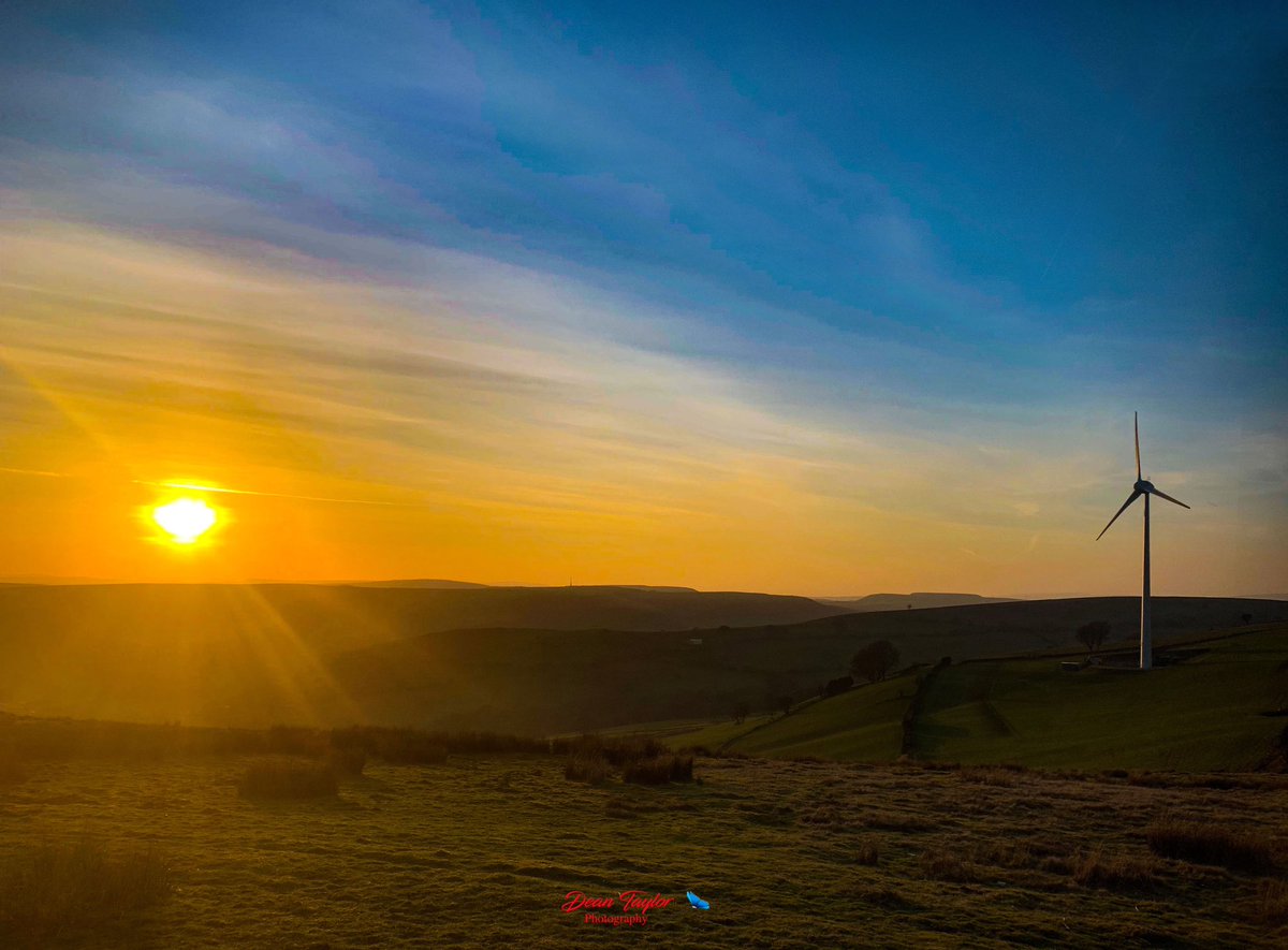 @ruthwignall  @ItsYourWales @visitwales @AbertysswgW @kelseyredmore @ValleyViz Brillant day with a perfect ending ... Turbine sunset