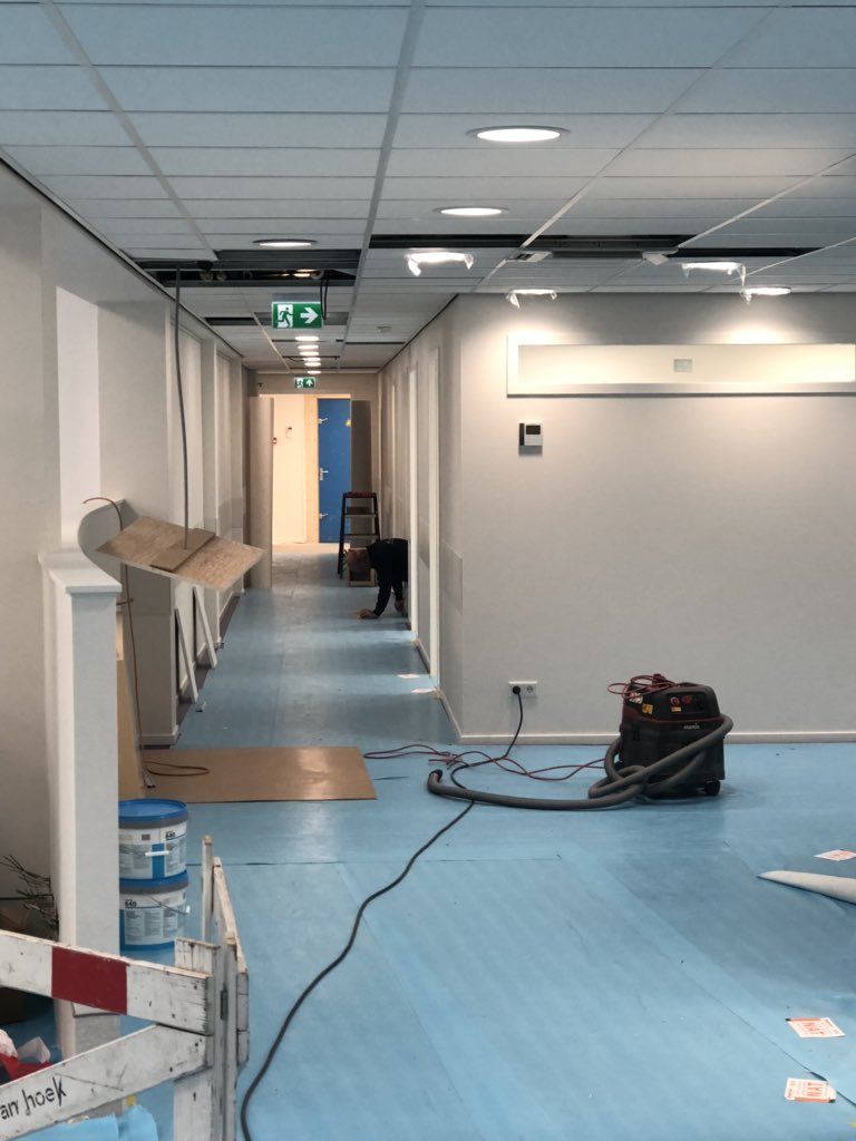 Binnenwerk nieuwe locatie Sanquin, Kleveringweg 13 te Delft is afgerond en opgeleverd. Strak resultaat.