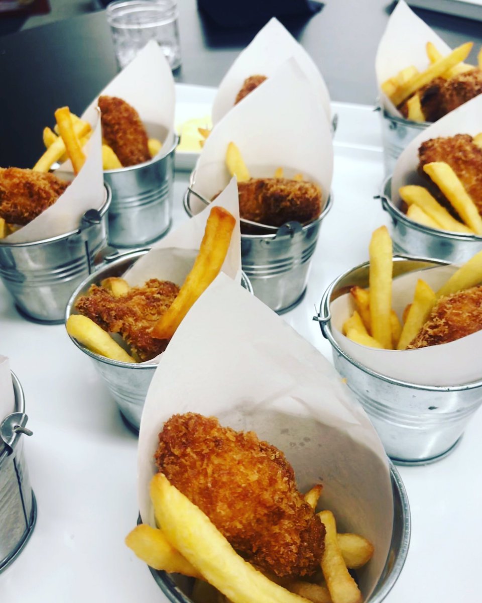 You don’t have to worry about missing out on the usual Friday Night Fish and Chips when you can include them in your canapé menu with Sophie Grey Events! •
•
•
#fridaynight #sophiegreyevents #fishnchips #fishandchips #britishfood #fridayfeeling #weekendvibes #londonevents