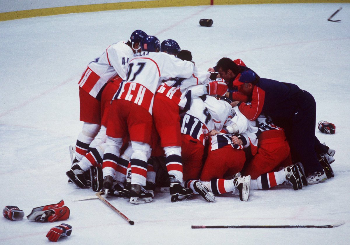 olympijskytym's tweet photo. #21let 
#nagano🇯🇵
#turnajstoleti🏒
#zlato🥇
#czechteam🇨🇿 https://t.co/RqakVvfWF6