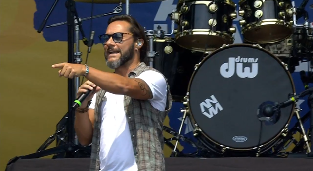 NoticiasCaracol's tweet photo. #HoySomosVenezuela El argentino Diego Torres, en estos momentos en la tarima del #VenezuelaLiveAid, canta 'Color esperanza'. Véalo ya en vivo acá -> https://t.co/t29DohioQd https://t.co/lC6FU31glw