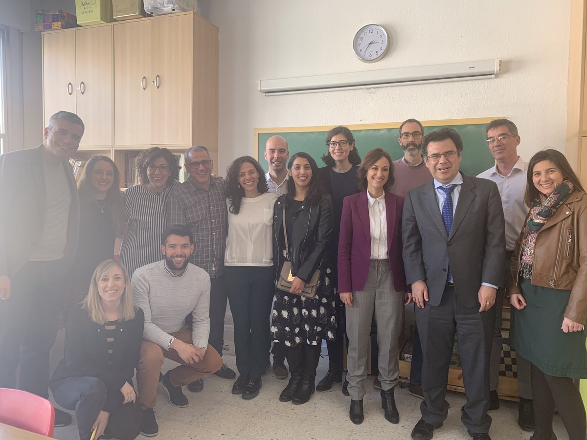 sanz_ismael's tweet photo. Docentes que observan a otros docentes impartiendo clase para hacer sugerencias y aprender de buenas prácticas. Hoy con docentes en formación de @EmpiezaxEducar y sus tutores de colegios Montserrat, Maria Reina, Tomillo y Ponce de Leon  @colegiomontse @CMariaReina @ftomillo https://t.co/49UrLqpDsy