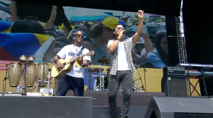 ReporteYa's tweet photo. #22Feb #VenezuelaAidLive Diego Torres interpreta "Color de esperanza" en el concierto  https://t.co/oJMwjvtUmw - @venepress