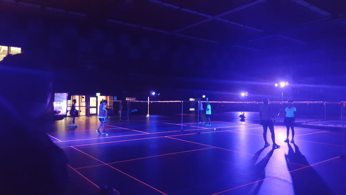 Het Glow in the dark toernooi bij de jeugd is in volle gang. Straks mogen de senioren nog aan de bak.