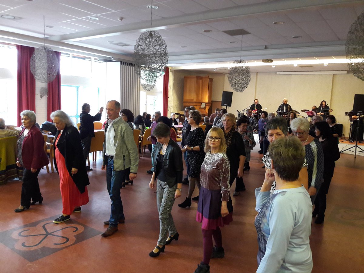 Gisteren een gezellige middag georganiseerd met de Band De Jeans Selection. Lekker dansen en kletsen, weer een feest voor 70 ouderen