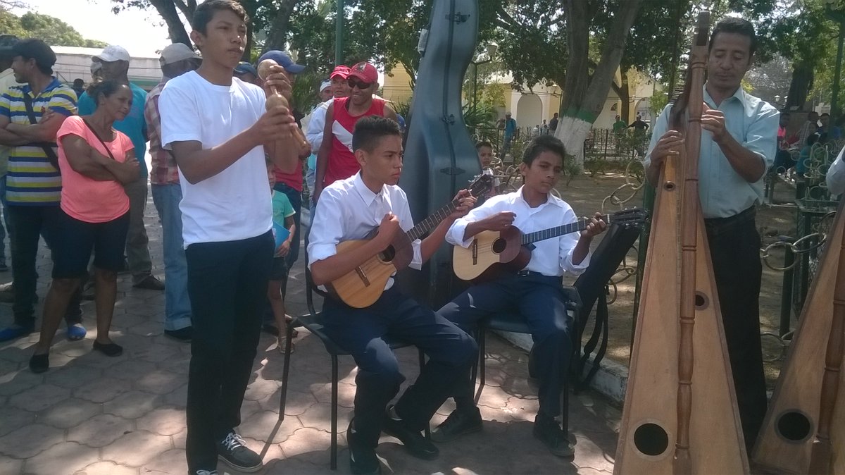 #44milCuatrosPulsansusCuerdas en la plaza Bolívar De Las Mercedes del Llano compartiendo la buena música venezolana con nuestra gente. <a href="/LlaneraVES/">Programa AlmaLlanera</a> <a href="/prensalasmerced/">Alcaldía de Rondón</a> <a href="/SistemaGuarico/">Sistema Orq. Guárico</a> <a href="/elsistema/">El Sistema</a> <a href="/SiBCIGuaricoacc/">SiBCI Guáricoacc</a>