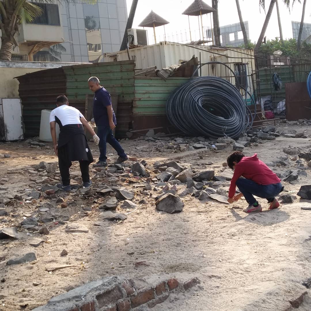 SaveTheBeach1's tweet photo. Another clean up activity which included members from  various Educational institutions who helped clean the Beach. This activity was also graced by the presence of the most energetic and enthusiastic TV actress Jaya Bhattacharya who helped in spreading the Awareness. https://t.co/iVZMx72vch