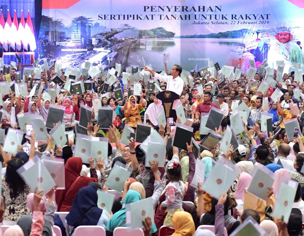 2.000 warga Jakarta Selatan dari 16 kelurahan ini begitu gembira menerima sertifikat hak atas tanah. Tinggal di ibu kota, tapi tanah mereka baru bersertifikat hari ini.
Masih ada 36.000 bidang tanah di Jaksel belum bersertifikat. Insya Allah seluruhnya terdaftar tahun 2019 ini.