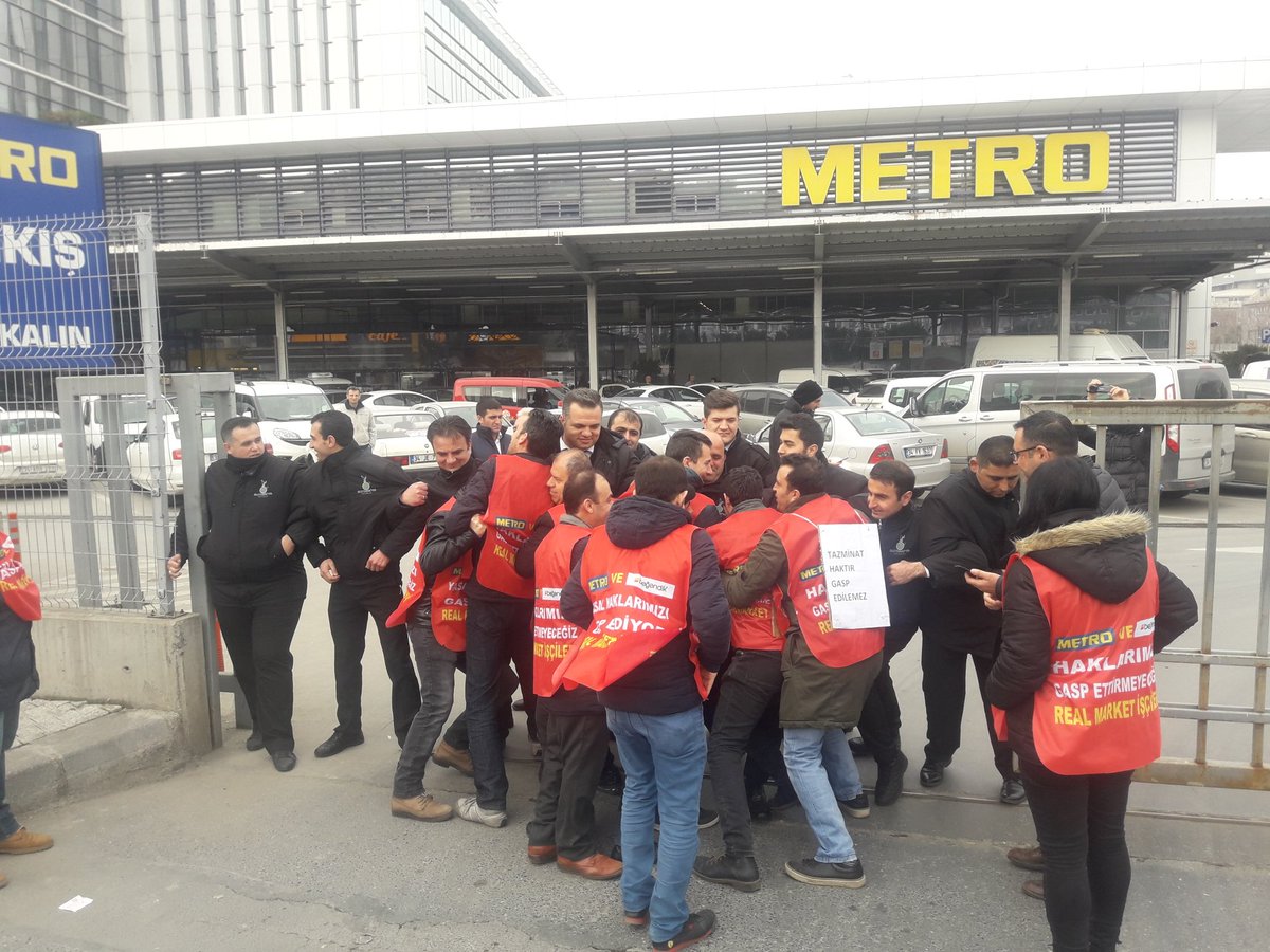 Haydi bir twit atalım direnen işçiler için 
#İşçiDüşmanıBOYKOTMetroMarket