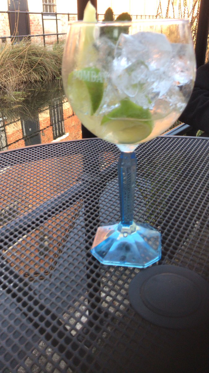PABancroft's tweet image. Gin Master Class @homeofbombay #bombaydistillery #thelaverstoke #delicious great day out