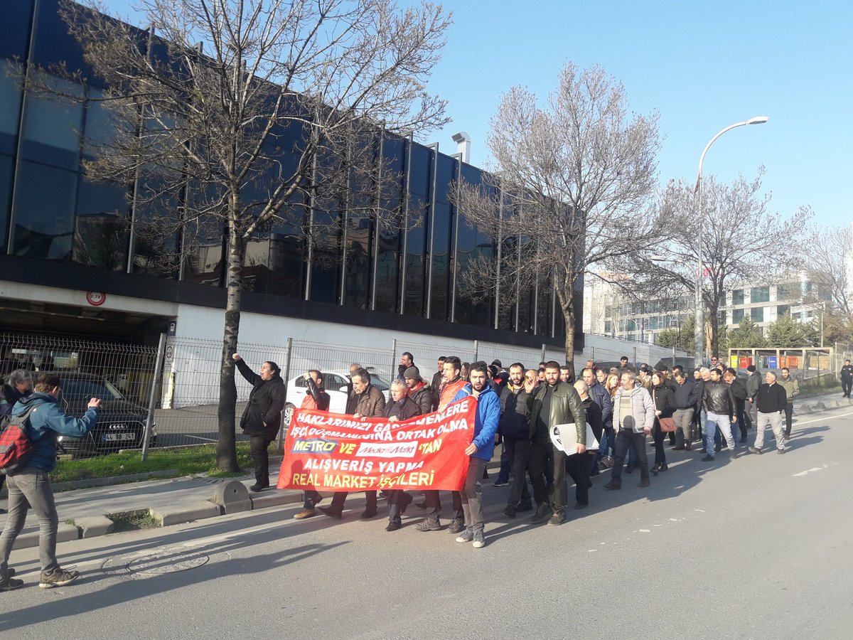 Metro bu gelen haklarını gasp ettiğin Real Direnişçileri. 18 aydır vazgeçmediler vazgeçmezler de, ver  yasal tazminat haklarını kurtul...
#İşçiDüşmanıBOYKOTMetroMarket