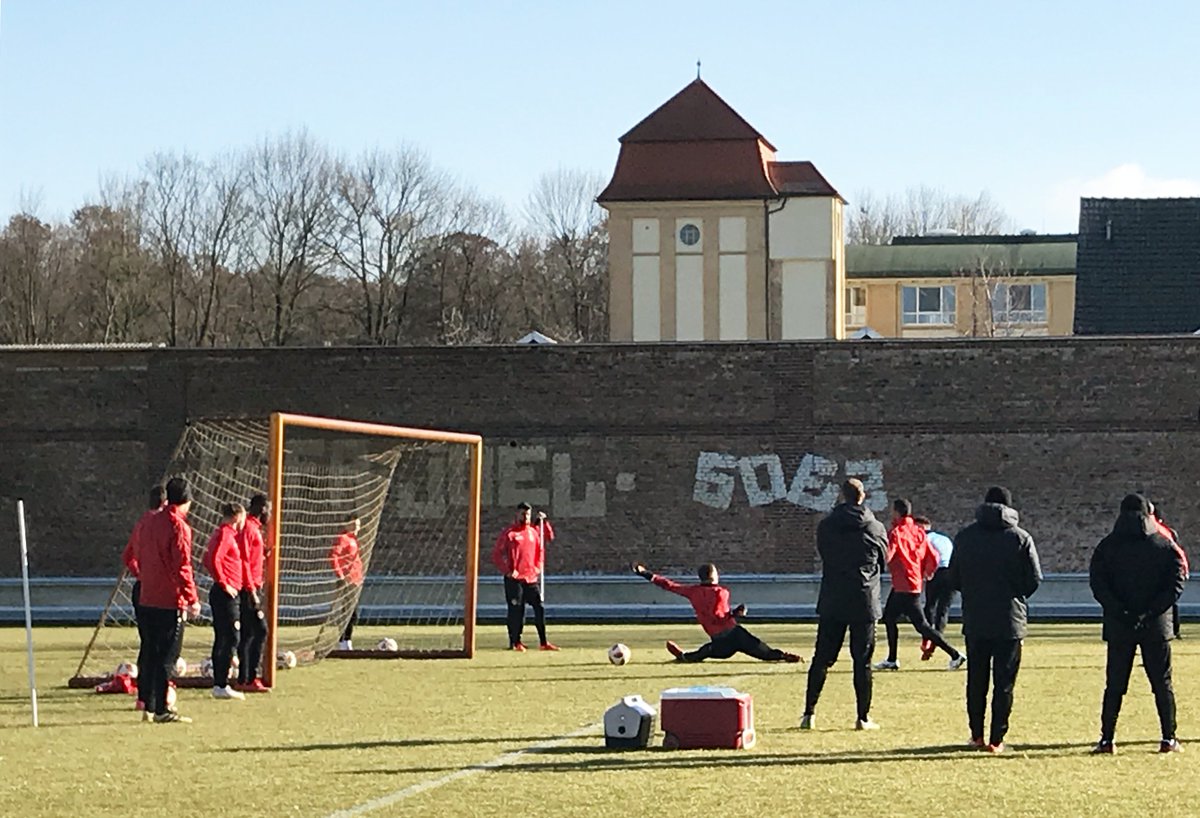 _franknoack's tweet photo. Stammtorhüter Avdo Spahic fehlte auch beim Abschlusstraining von Energie Cottbus. Damit wird ein Wechsel immer wahrscheinlicher. Kevin Rauhut dürfte gegen 1860 München sein Drittliga-Debüt für den FCE feiern.
#FCETSV @Nur_Energie @TSV1860 https://t.co/rdIqSsfF3H