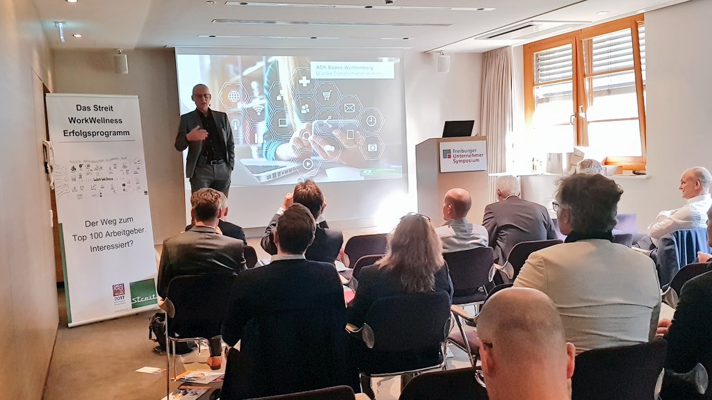NetzwerkFUS's tweet photo. Der abschließende Vortrag des Freiburger Unternehmer-Symposiums beginnt. Siegmar Nesch, Stellvertretender Vorsitzender des Vorstandes der AOK BW @AOK_BW spricht über die Digitale #Transformation at Work“ #digitalBGM #FUS2019 @AOKBWPresse https://t.co/KRlZPlMaMR