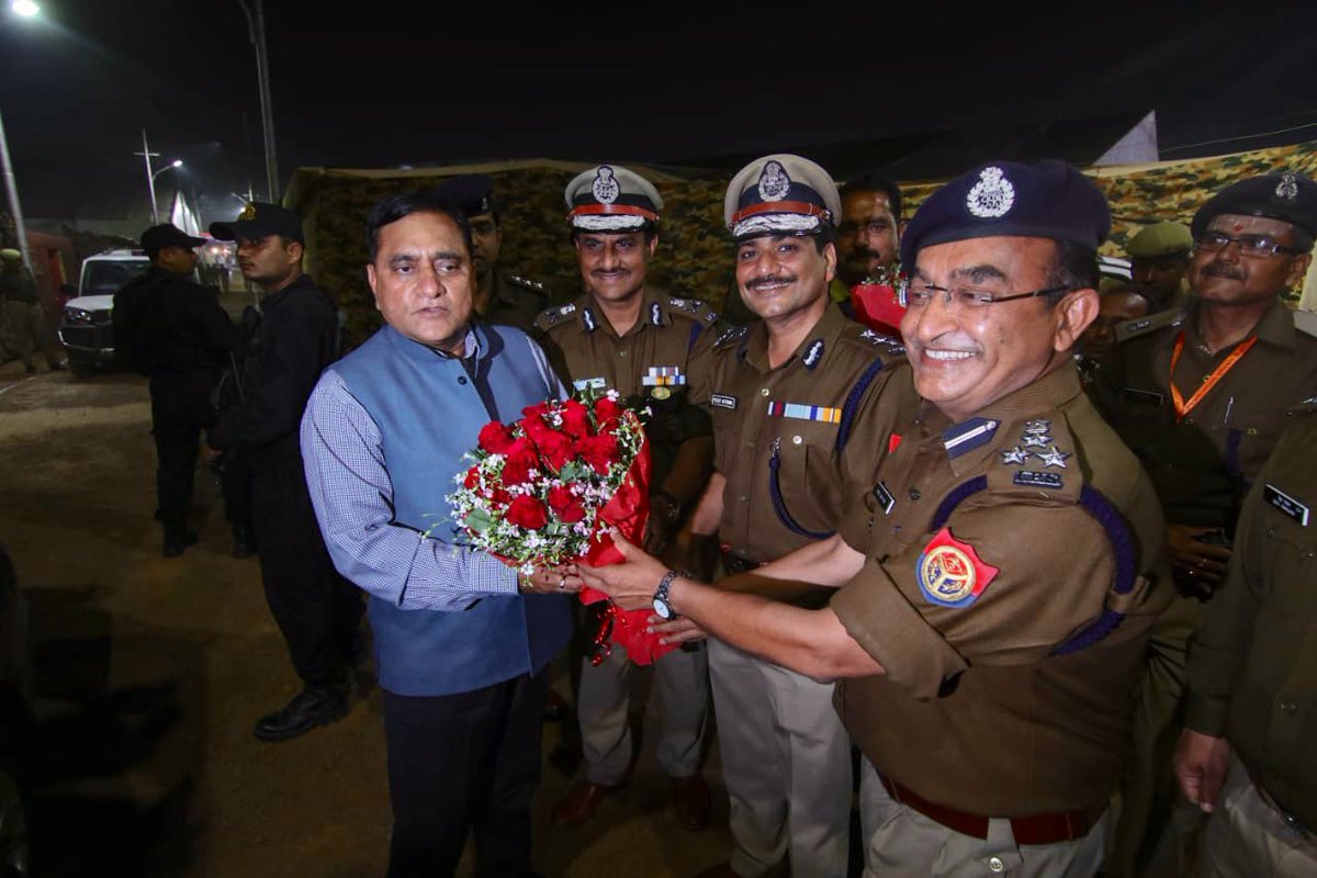 .<a href="/dgpup/">DGP UP</a> OP Singh was greeted by ADG zone Prayagraj SN Sabat, IG Range Mohit Agrawal, DIG / SSP Kumbh KP Singh on his arrival at #Kumbh Prayagraj !

#UPPolice 
#KumbhMelaPolice 
#Kumbh2019 
#DivyaKumbh
#SurakshitKumbh
#KumbhMela2019
#ChaloKumbhChalein