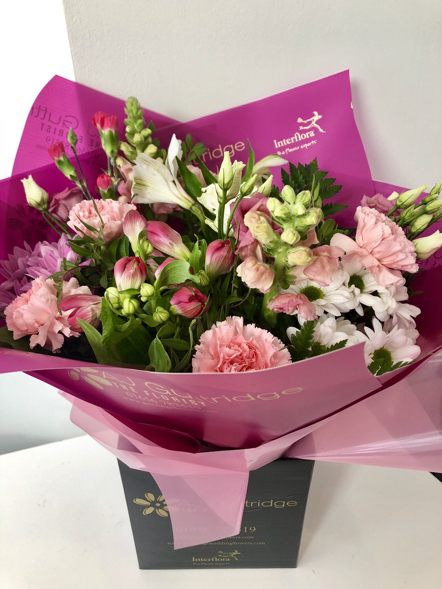 View2Rent's tweet photo. We certainly have a colourful and lovely smelling office this week. Another beautiful bouquet 💐 #view2rent #porthcawl https://t.co/QIuXmK1B82