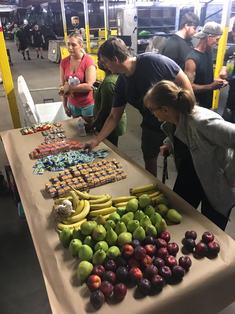 SarasotaUps's tweet photo. Handing out prizes and healthy snacks today with our wellness champion! 🏅📦💪🏼🍐🍌⛑ Can you find our mascot? 🐵 #upsmascot #ups #UPSers #flupsers #sarasotaups @UPS @UPSers @FloridaUPSers https://t.co/Q0wDn6jSUP