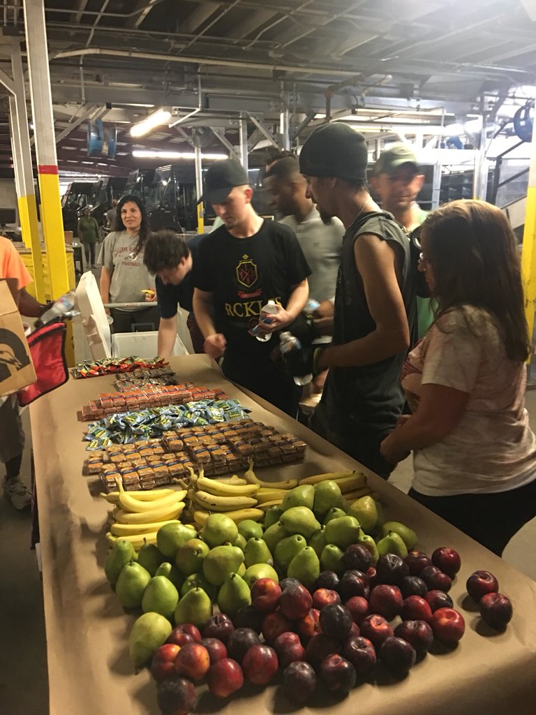 Handing out prizes and healthy snacks today with our wellness champion! 🏅📦💪🏼🍐🍌⛑ Can you find our mascot? 🐵 #upsmascot #ups #UPSers #flupsers #sarasotaups <a href="/UPS/">UPS</a> <a href="/UPSers/">UPSers</a> @FloridaUPSers