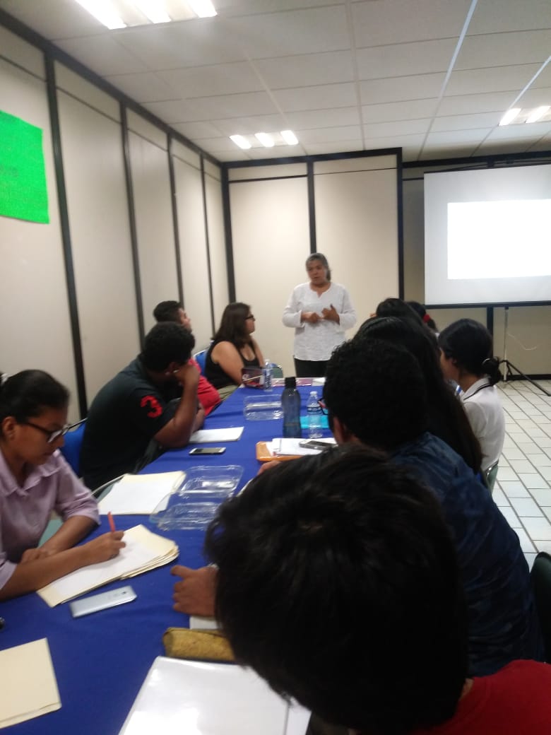 UAGroVerde's tweet photo. Capacitación sobre #GIRSU, #RME #RP y #Consumo_Responsable en #Acapulco a los jóvenes del #Servicio_Social. https://t.co/ubxjtTYzOZ