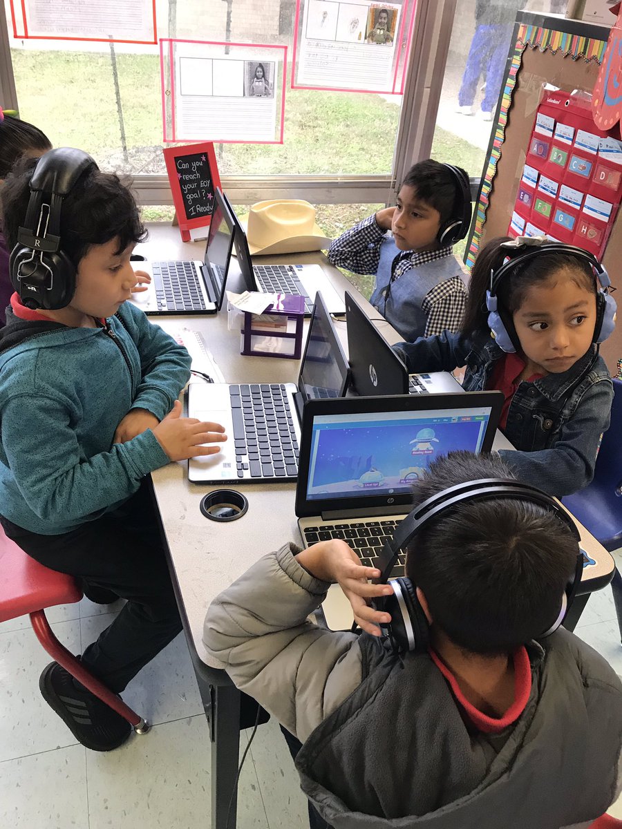 Leigha_Curry7's tweet photo. @HISDMultiPrgms only gets to see this today, but I have the pleasure of seeing this awesomeNESS everyday! #LetLoveLeadπ #DLinACTION @Elrod_HISD https://t.co/KfANbb4ARF