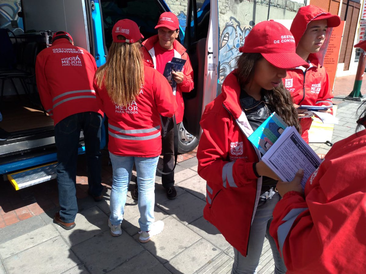 Secretaría de Seguridad BOG ar Twitter: "Nuestros Gestores de Convivencia  se preparan todos los días para llevar a los bogotanos un mensaje de  respeto y tolerancia en manifestaciones, partidos de fútbol, a