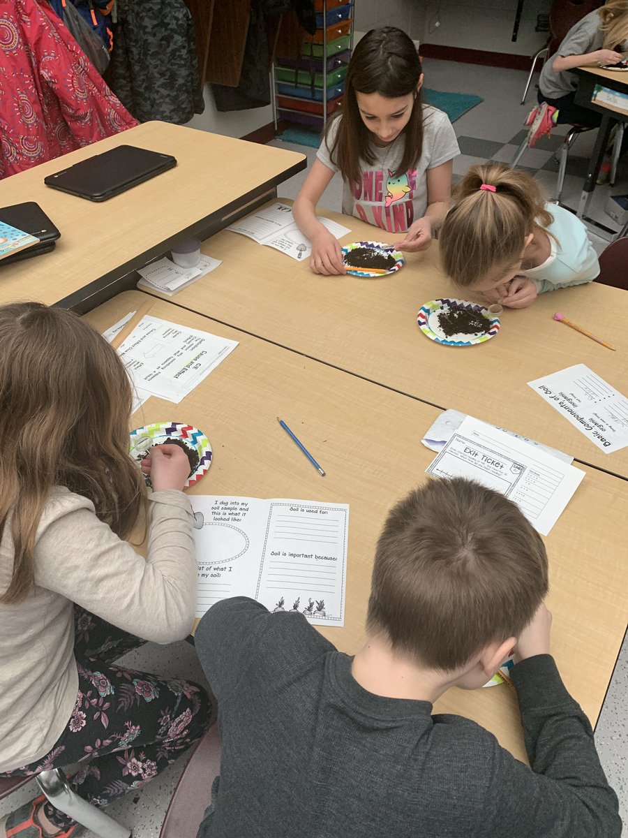 mrsmoore_3's tweet photo. Third grade is engaged observing soil! @GenoaCometsElem #GenoaStrong https://t.co/PBf4kKfX55