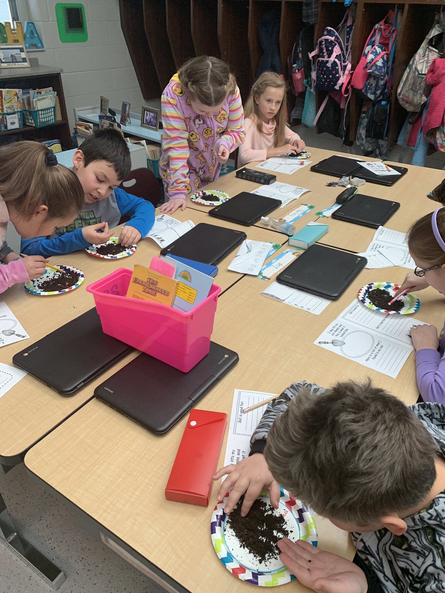 mrsmoore_3's tweet photo. Third grade is engaged observing soil! @GenoaCometsElem #GenoaStrong https://t.co/PBf4kKfX55