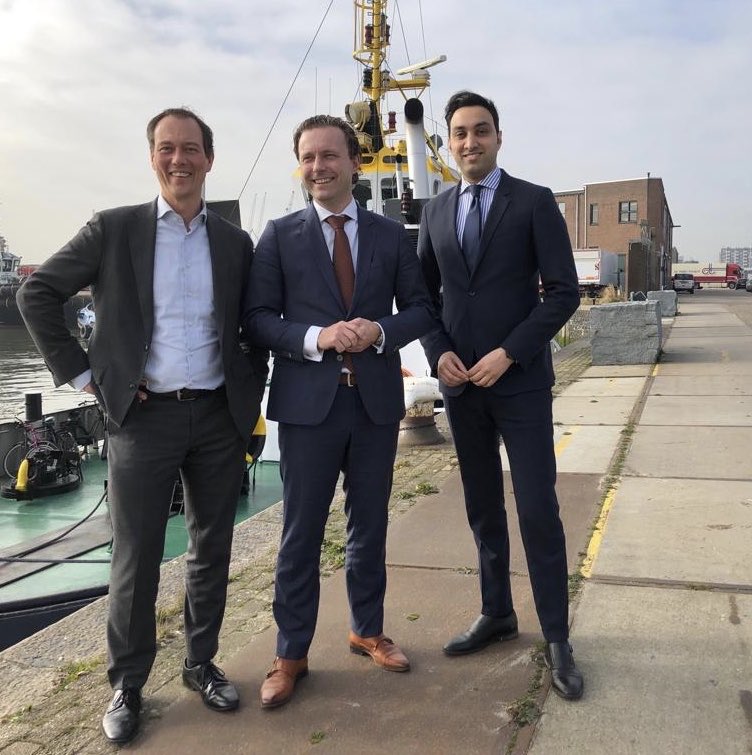 Op 13 locaties van de #verstedelingsalliantie werken we samen aan meer woningen. Hier met 3 wethouders aan de Merwehaven op de grens van Rotterdam en Schiedam. <a href="/BasKurvers/">Bas Kurvers</a> ⁦<a href="/minhas_fahid/">Fahid Minhas</a>⁩
