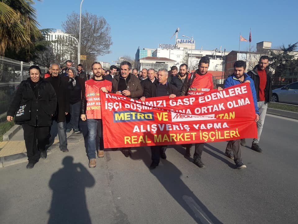 #İşçiDüşmanıBOYKOTMetroMarket ve mediamarkt metro AG kuruluşudur <a href="/Nakliyatsendika/">Nakliyat-İş</a> öncülüğünde 18 aydır direniş ekmek mücadelemize rağmen yasal suç işleyerek hırsızlık hak gaspı yapıyor boykot et sosyal medyada bir tweette senden olsun #realişçilerikazanacak