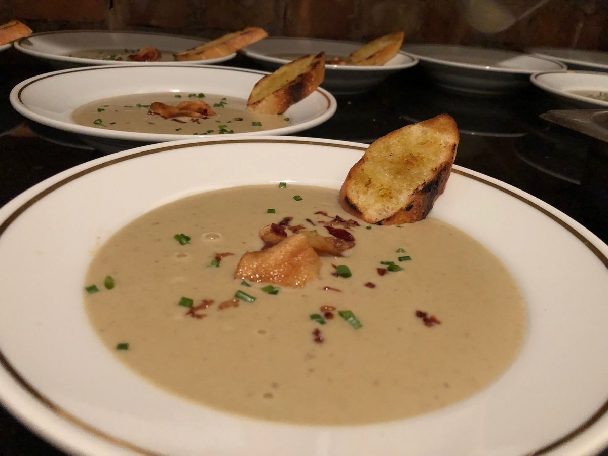 Jerusalem artichoke and leek soup with a grilled crostini 

#catering #gourmet #foodtruck #hamont #localchef #eatlocal #hamontfoodie