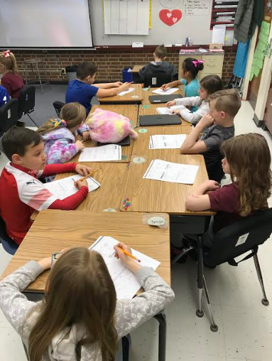 RyanHart2013's tweet photo. Mrs. Griffin teaching her students fractions, fraction parts, &amp; fraction names!  #Math https://t.co/I35vWEKlqa