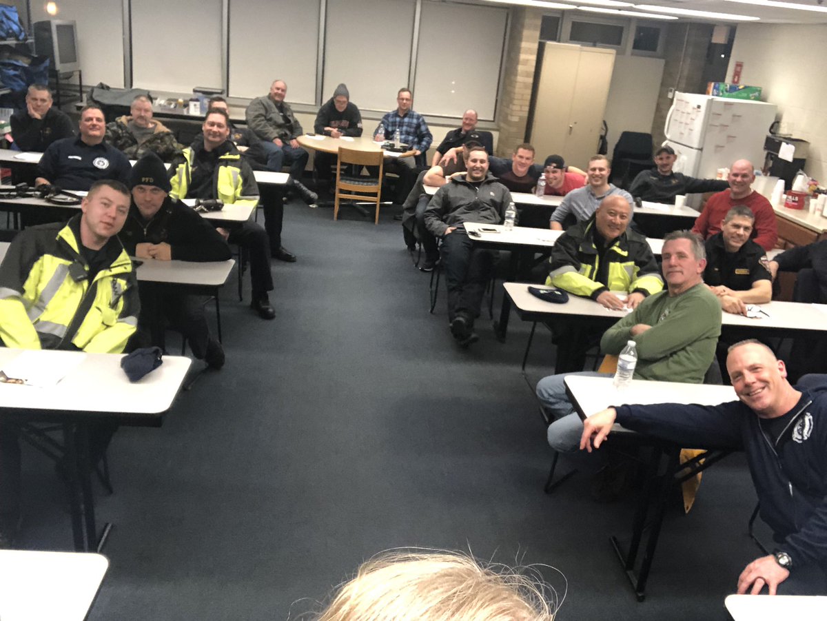 Steve_Kalina's tweet photo. 🚨🚨Shout out to @DniceFC90 for her hard work spreading the word on #FirstNet with our local #FirstResponders👩‍🚒👨‍🚒👮‍♂️👮‍♀️🚨🚨

#NOHLimits #OHPAcalypse 
@MeganMonnot @BIGBizDecker @emilywiper @judy_cavalieri https://t.co/N9i9xtUMKd