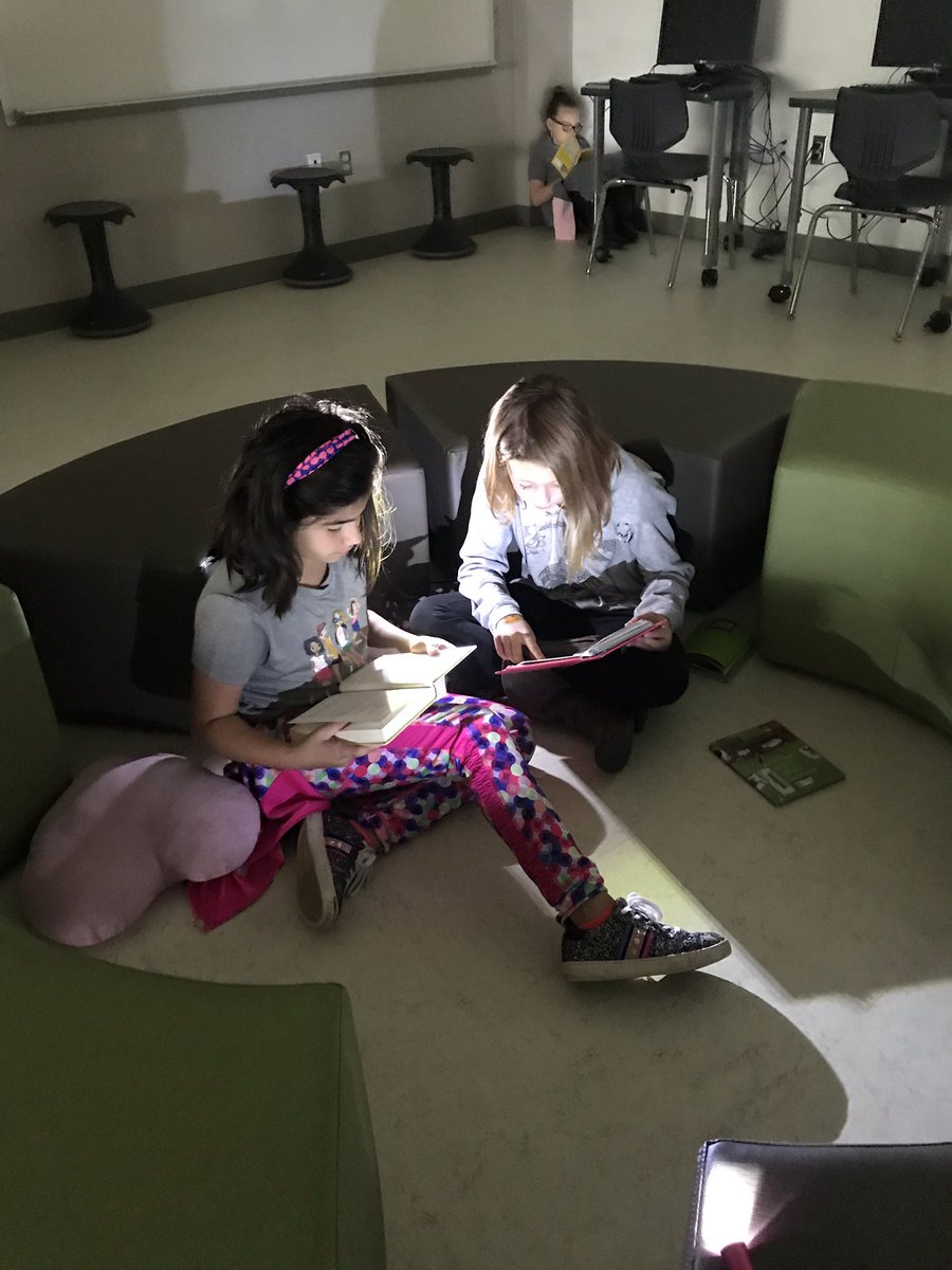 silvercreekazle's tweet photo. Flashlight Friday is happening school-wide on this rainy day. We love to read! #azleISDway https://t.co/pXegB7FJLC