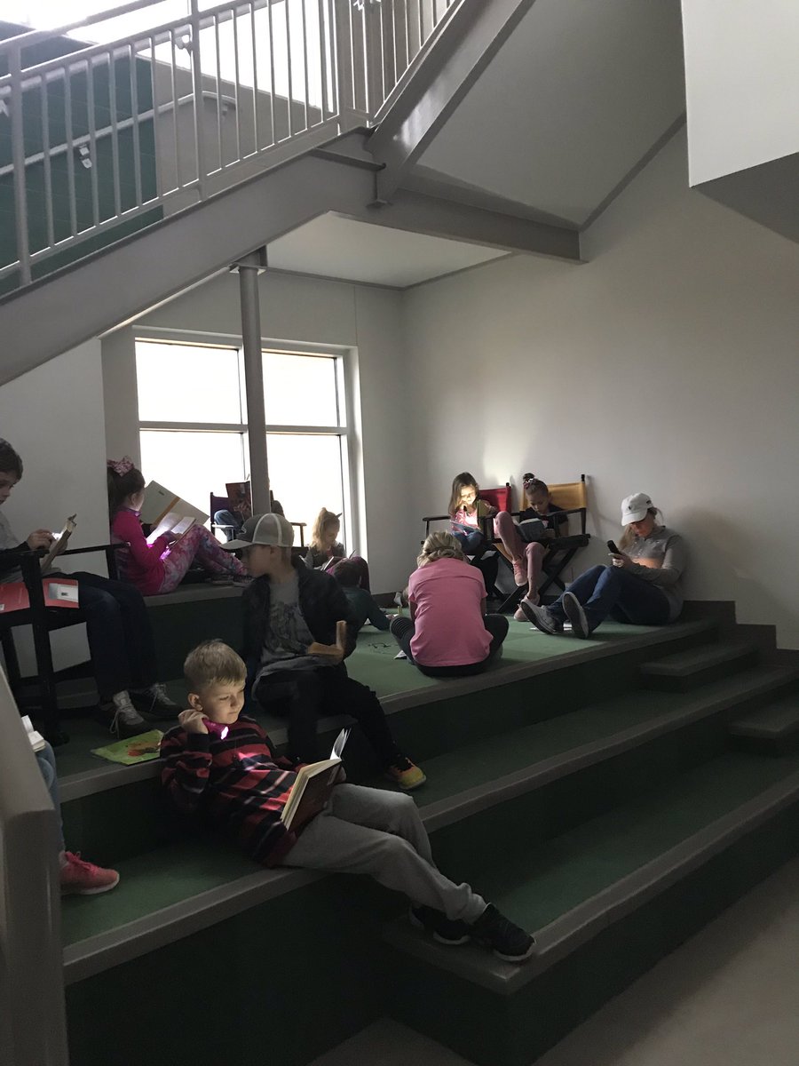 silvercreekazle's tweet photo. Flashlight Friday is happening school-wide on this rainy day. We love to read! #azleISDway https://t.co/pXegB7FJLC