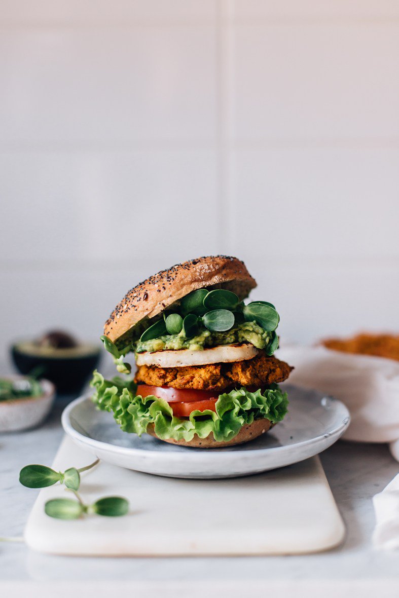 Bijna weekend! Dus tijd voor burgers 🍔, toch? Dit is het recept van Tuulia Talvio en we zijn enorm fan. Hmmm, zo lekker! Bekijk snel op onze FB pagina voor het recept: facebook.com/powerfoodies Happy FRIYAY!