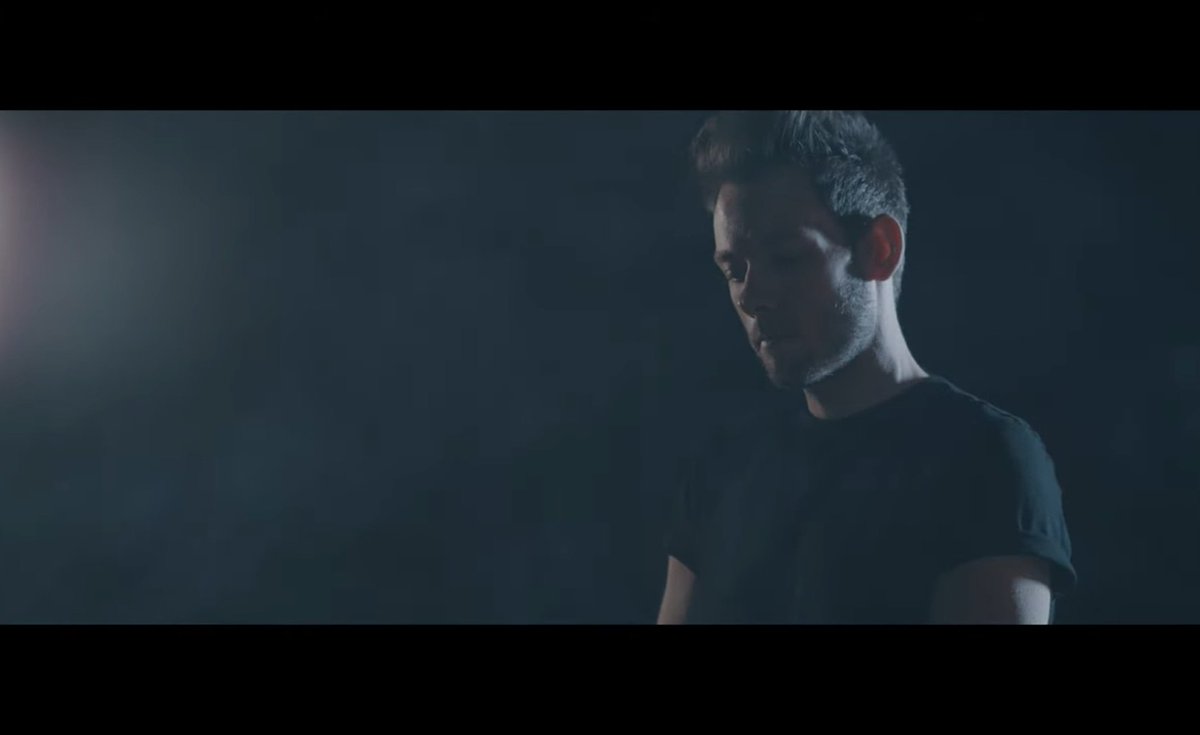 averlymusic's tweet photo. 12pm EST https://t.co/8nO5T2aipr