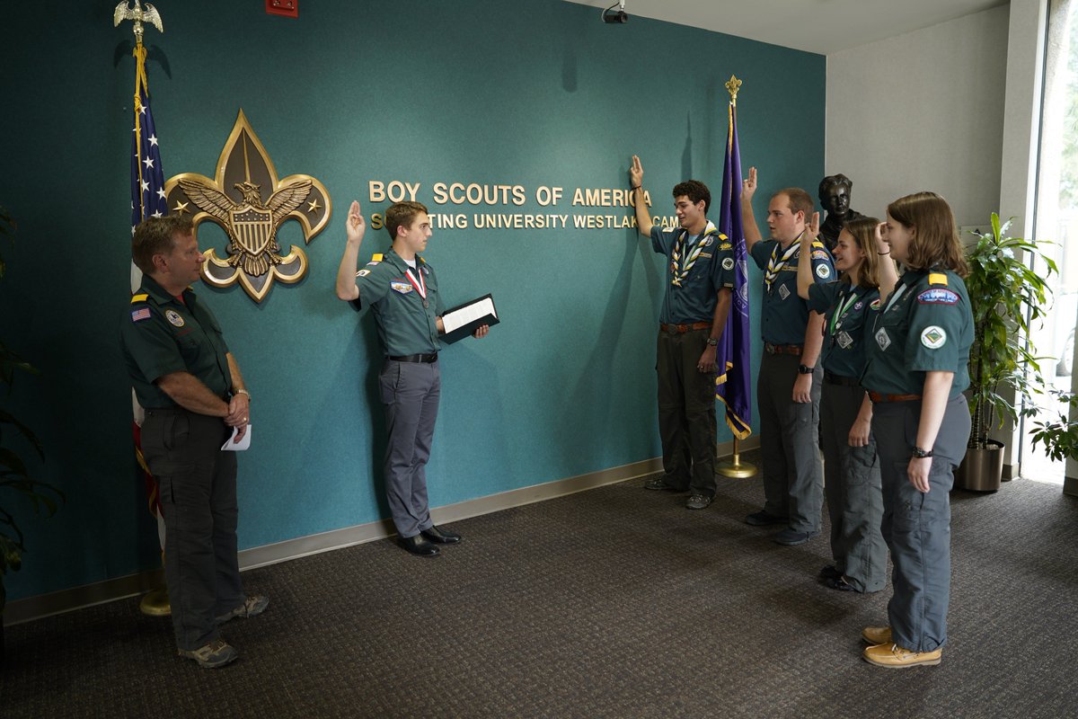 NVOAPresident's tweet image. Happy #ScoutFoundersDay!
As Venturing officers are sworn in, they raise their right hand into the #scoutsign. This simple action, done every day by thousands of Scouts around the U.S. and the world, unites us in the spirit of our Movement. In this spirit, we can change the world.