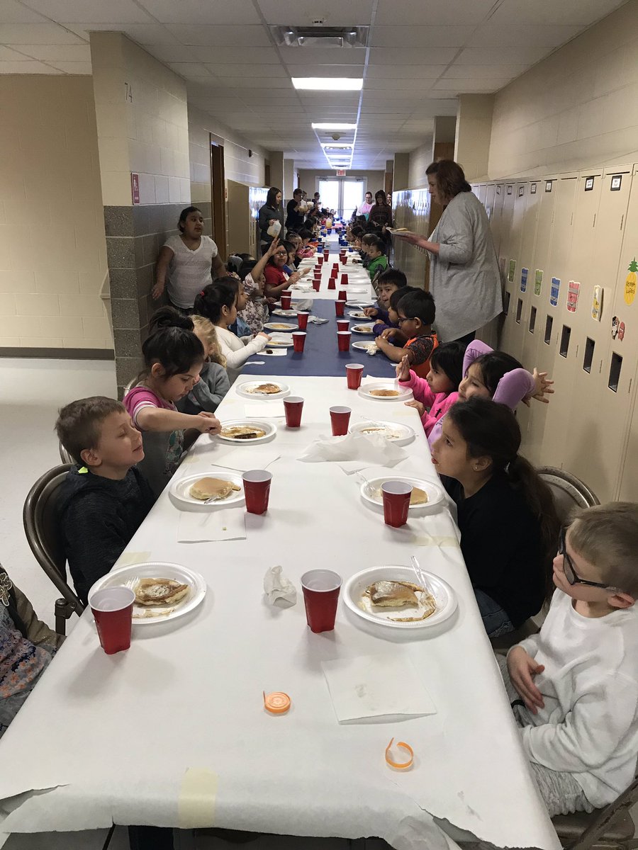 katiedgilmore's tweet photo. George Washington breakfast for 1st graders @ Westside! https://t.co/e00crc52EY