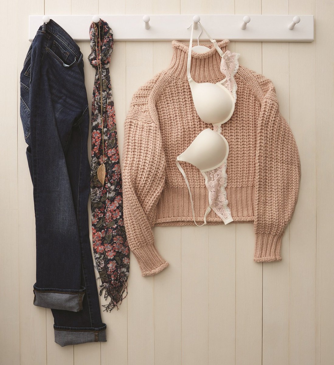 Maidenform's tweet image. Don't let your favorite sweater hide your girls! Our Add-a-Size Underwire bra will give you an extra size making sure your girls don't get hidden in whatever you wear! Shop here to get yours: ow.ly/MnLC50k5J9G 

#Maidenform #WhatToWearUnderThere