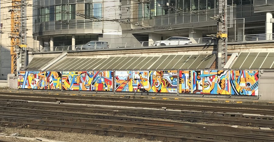 Infrabel_NL's tweet image. DANK JE WEL aan iedereen die het spoorwegnet moderniseert en onderhoudt. Een kunstwerk tussen Brussel-Noord en de Noord-Zuidverbinding brengt hulde aan hen. DANK JE WEL zeggen? 📸of 🎥het kunstwerk vanuit je 🚂🚃🚃 en deel het op! #FarmProd #InfrabelArt @uic