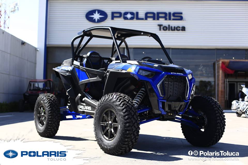 polaris_toluca's tweet image. Los monstruosos neumáticos de 32&quot; hacen de #RZRXP #TURBO S un vehículo desafiante y dueño de los terrenos más complicados. ¡Te esperamos para que empieces con la #Aventurapolaris !