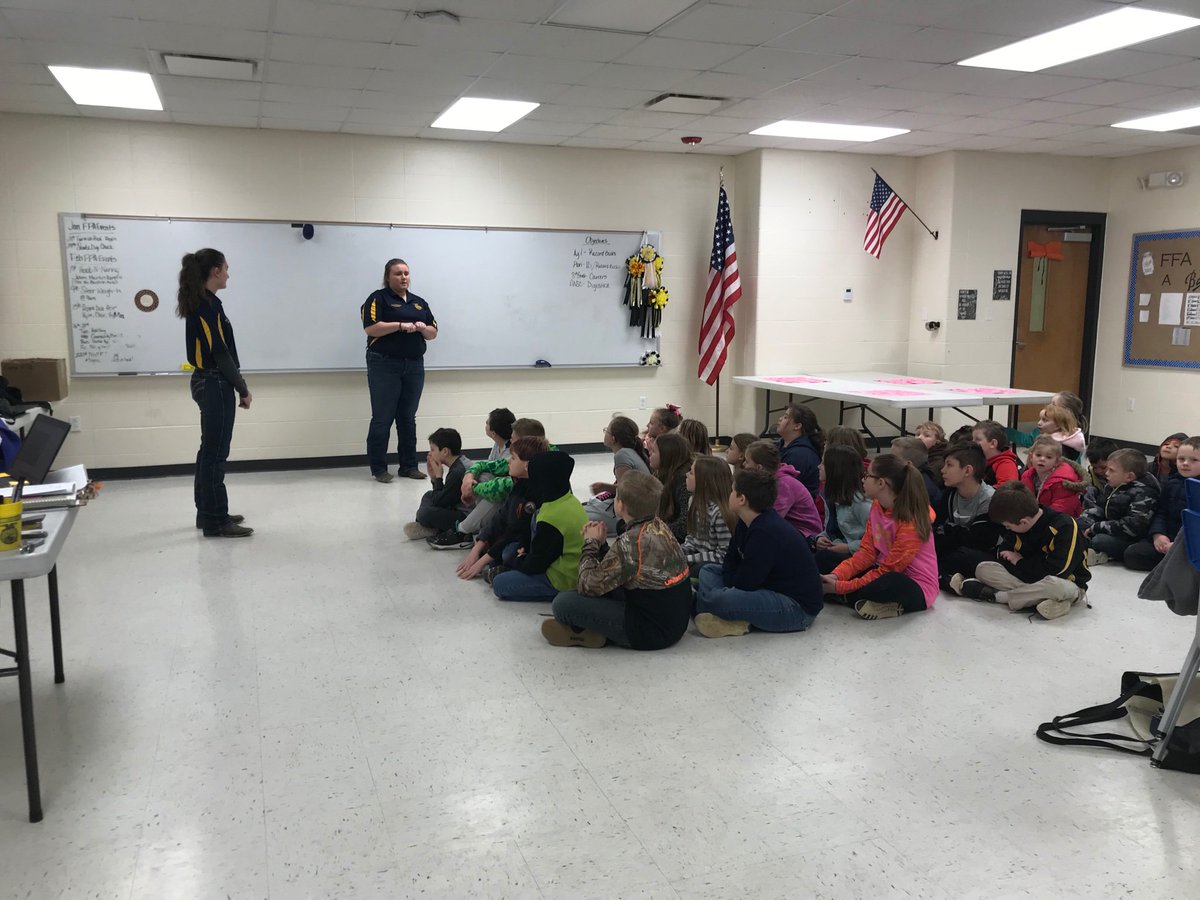 FfaCuba's tweet photo. Cuba FFA members want to ensure youth understand where their food comes from! #CubaFFA #FoodForAmerica #NationalFFAWeek https://t.co/BDida0JkiF