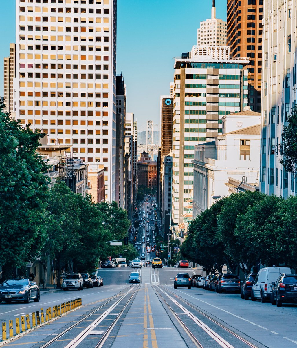 MatchupMovers's tweet photo. Taking in the view down California Street in San Francisco. 🏙️ 
Whether you're looking for residential or long distance movers, we got your back!
#California #MovingDay #Movers https://t.co/6feRdlxWuY